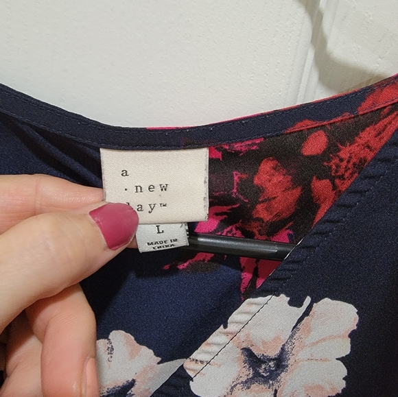 Navy surplice blouse with pink flowers - Size Large - Picture 3 of 3